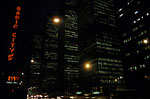 New-York City - Enseigne lumineuse "Radio City" et tours illuminées dans la nuit