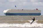 Le Havre - Kitesurfer and cargo