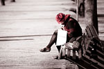 Rennes/parc Thabor - La femme en rouge relisant ses notes