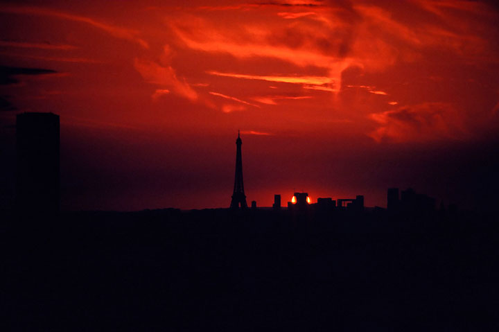 Coucher de soleil sur la Grande Arche de la défense, ombre de la tour eiffel - France/Île de France - Paris - juin 1994 - Kodachrome