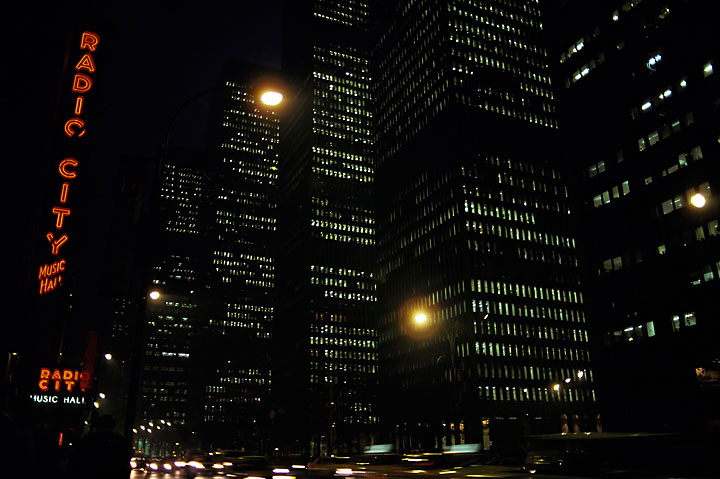 Enseigne lumineuse "Radio City" et tours illuminées dans la nuit - USA/New-York - New-York City - novembre 1987 - New York City