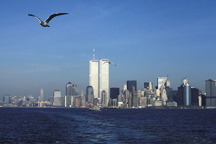 Manhattan skyline with twin towers - USA/New-York - New-York City - November 1987 - Kodachrome