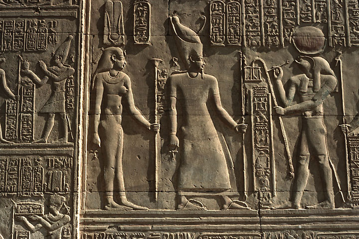 Haut relief et hiéroglyphes au temple de Sobek et Haroéris - Égypte - Kom Ombo - octobre 1988 - Égypte
