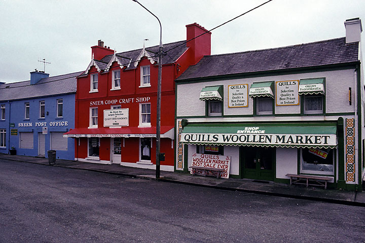 Colored frontages - Ireland - Sneem - January 1990 - Architecture