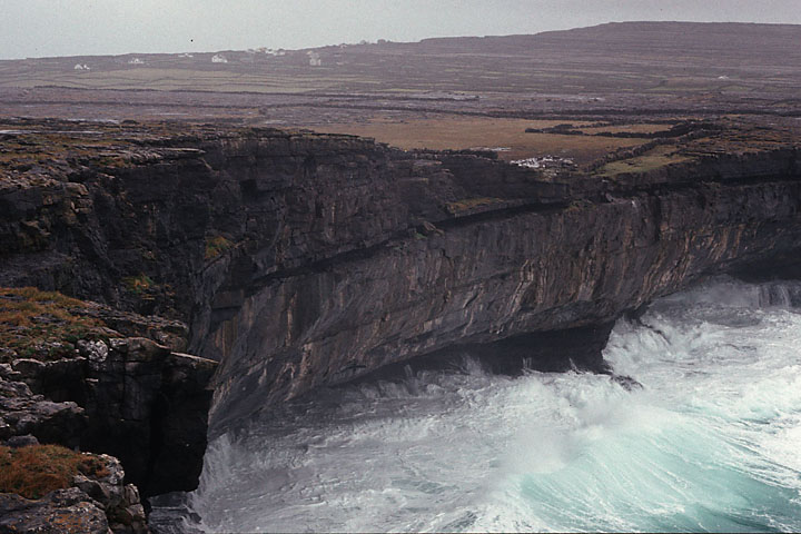 La mer attaque la falaise d'une île d'Aran - Irlande - Inishmore - janvier 1990 - Kodachrome