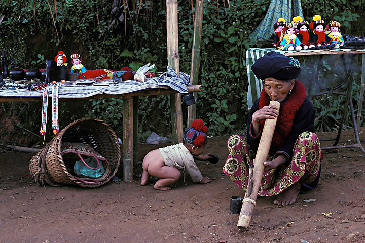 Playing baby alongside an old Yao Thai woman in traditional costume - Thailand - Chiang-Raï - December 1992 - Kodachrome