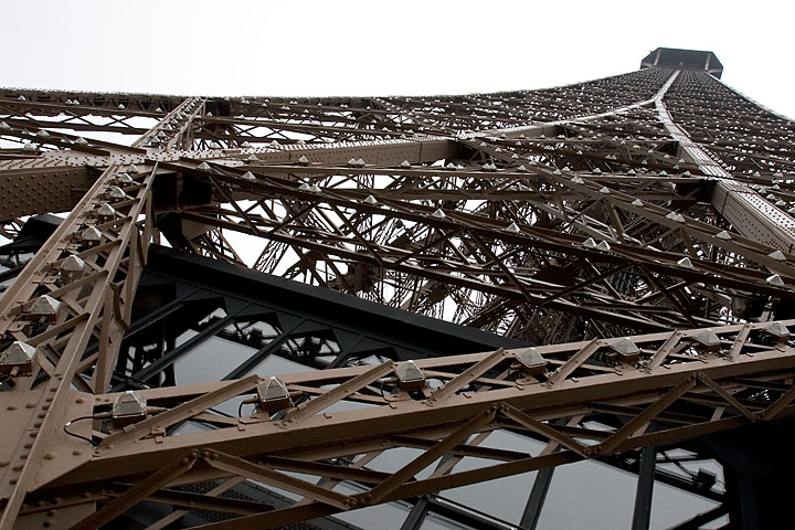 Contre plongée de la tour Eiffel - France/Île de France - Paris - novembre 2004 - Paris