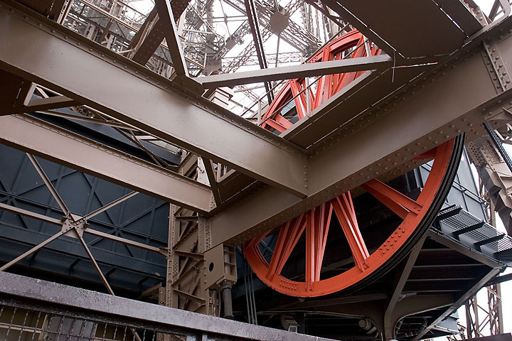 Roue rouge de l'ascenceur de la tour Eiffel - France/Île de France - Paris - novembre 2004 - Architecture