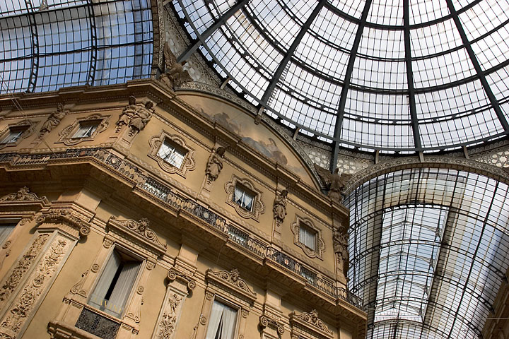Vue de la coupole en verre de la galleria Vittorio Emanuele II - Italie/Nord - Milano - avril 2005 - Italie