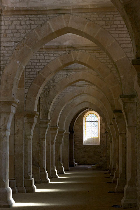Enfilade de colonnades aboutissant sur un vitrail dans l'église - France/Bourgogne - Fontenay - juillet 2005 - Graphique