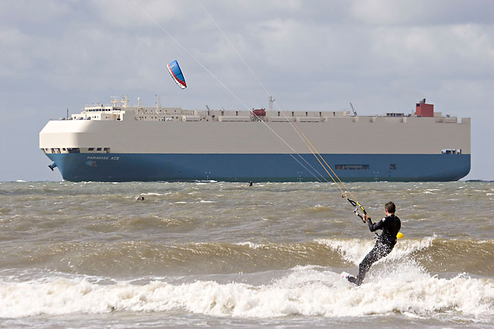 Kitesurfer et cargo - France/Normandie - Le Havre - août 2005 - Le Havre