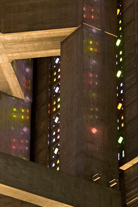 Vitraux et reflets à l'église Saint-Joseph - France/Normandie - Le Havre - décembre 2005 - Architecture