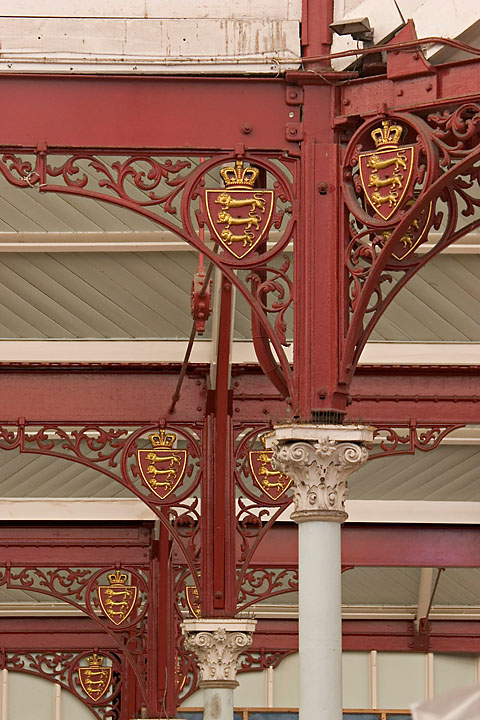 Red pillars at food market - Jersey - Saint-Hélier - May 2006 - Architecture