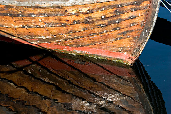 Barque en bois et son reflet au soleil du matin - Norvège - Trondheim - juillet 2006 - Maritime