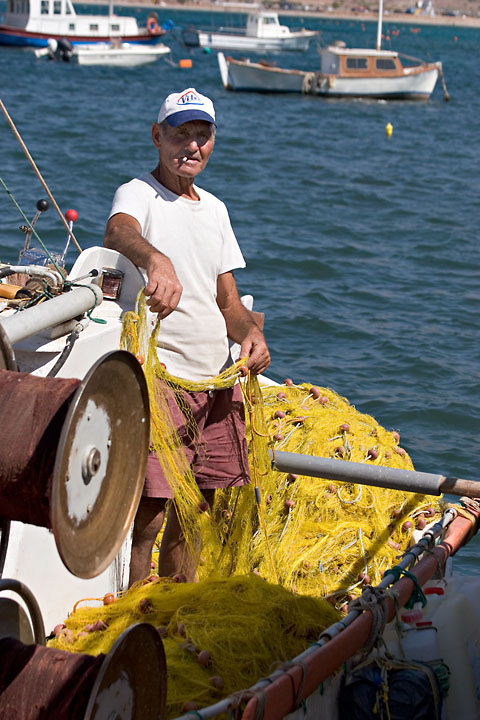 Patron pêcheur et ses filets - Grèce/Continent - Anavissos - juillet 2007 - Maritime