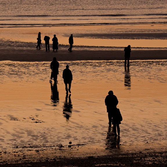 Ombre des promeneurs au soleil couchant sur la plage - France/Normandie - Le Havre - décembre 2008 - Maritime