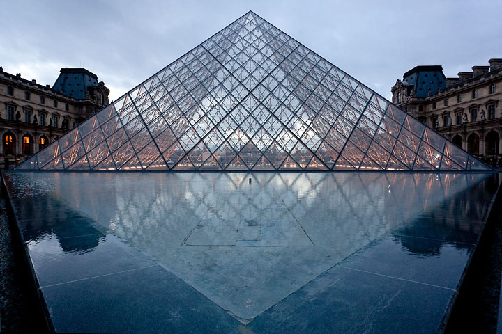 Pyramide du Louvre - France/Île de France - Paris - décembre 2009 - Paris