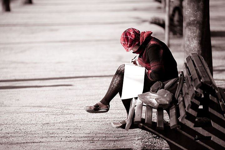 La femme en rouge relisant ses notes - France/Bretagne - Rennes/parc Thabor - février 2010 - Rennes