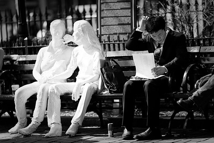 Businessman and white statues at Christopher Park - USA/New-York - New-York City - April 2011 - Black & White
