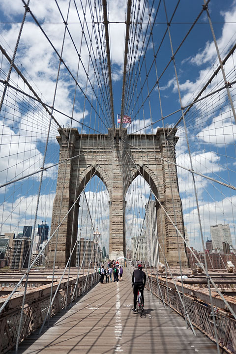 Cycliste pris dans une toile d'araignée (Brooklyn Bridge) - USA/New-York - New-York City - avril 2011 - New York City