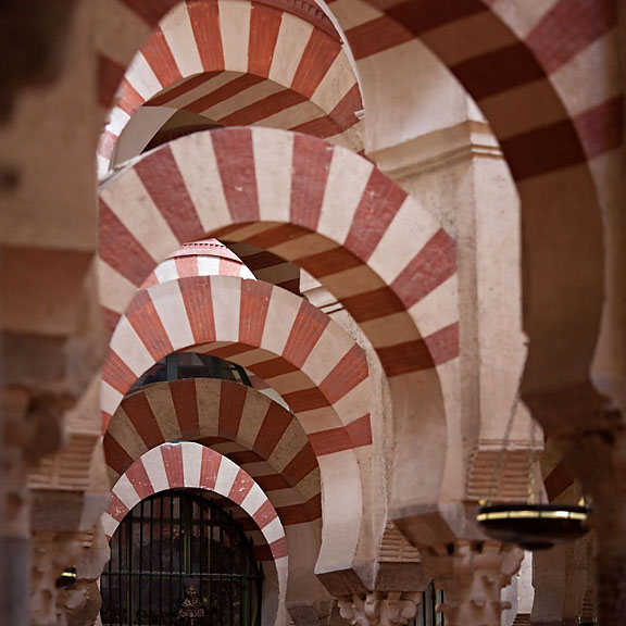 Perspective d'arches de l'agrandissement d'Al-Mansour de la mosquée-cathédrale - Espagne - Córdoba - août 2011 - Architecture