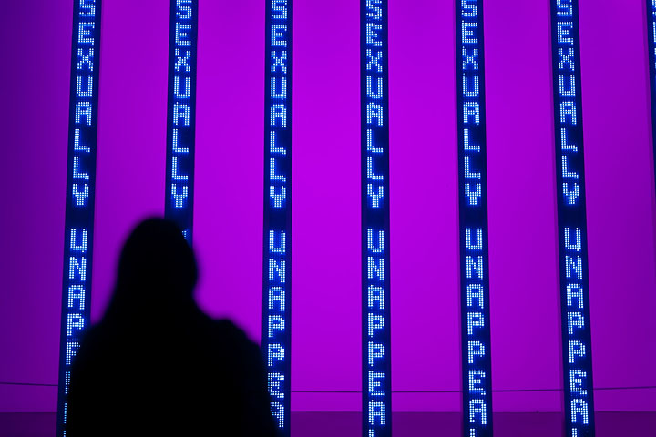 Tate Modern - Panneaux de LED mauves & l'ombre d'une femme - GB/Angleterre - London - avril 2012 - Angleterre
