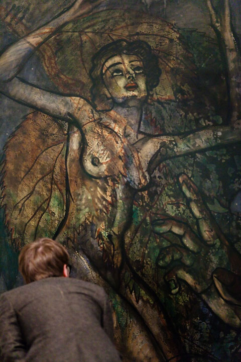Tate Modern - Homme examinant la peinture (Francis Picabia - Otaïti) - GB/Angleterre - London - avril 2012 - Angleterre