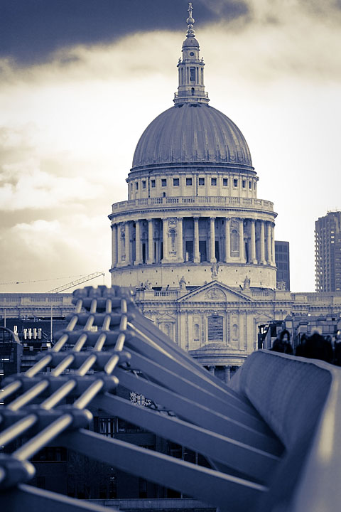Millenium Bridge & Saint-Paul Cathedral - UK/England - London - April 2012 - Black & White