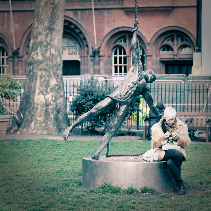 Soho - femme à la cigarette et statue de l'homme à la corde - GB/Angleterre - London - avril 2012 - Angleterre