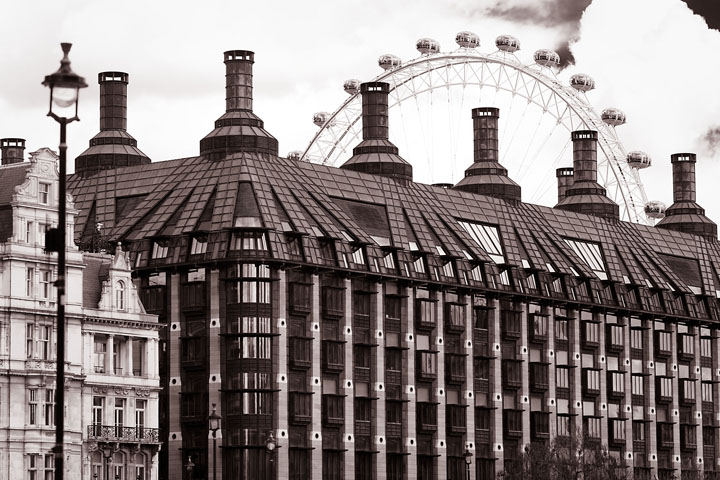 Grande roue et cheminées (London eye) - GB/Angleterre - London - avril 2012 - Architecture