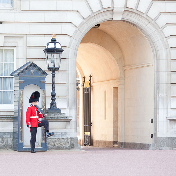 Garde en manœuvre (Buckingham Palace) - GB/Angleterre - London - avril 2012 - Architecture