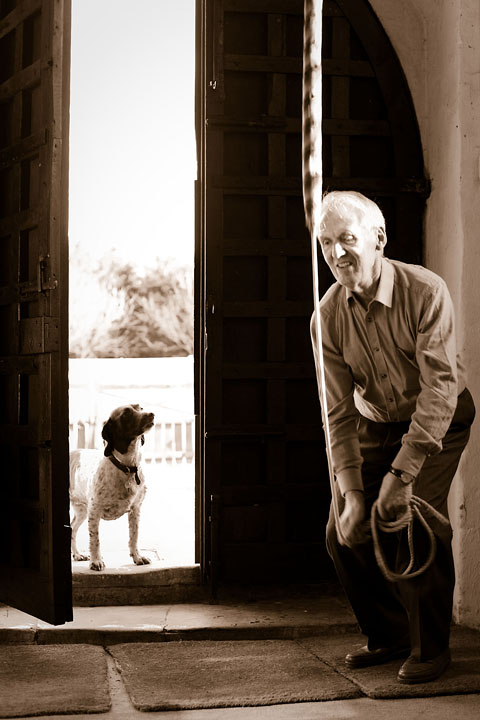 Bedeau à la cloche de l'église et son chien - GB/Angleterre - Steventon - avril 2012 - Animaux