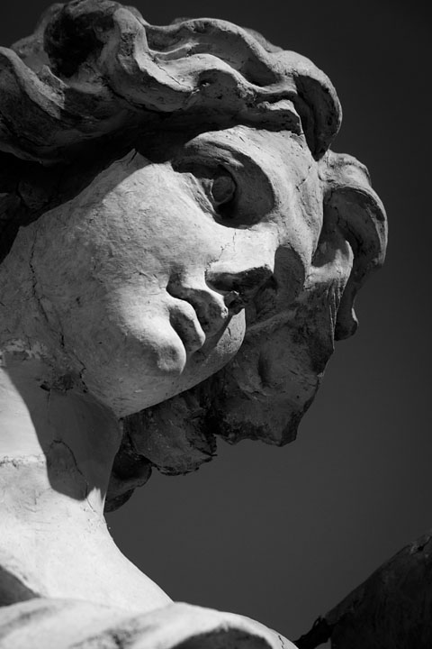 Angel statue "Angelo di destra" (1673) - Gian Lorenzo Bernini - Italy/North - Vatican - April 2013 - Black & White