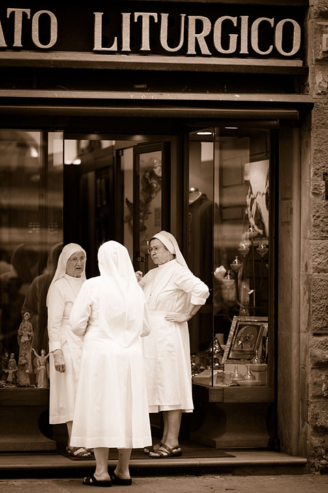 Three nuns in front of the Liturgico shop - Italy/North - Firenze - August 2013 - Black & White