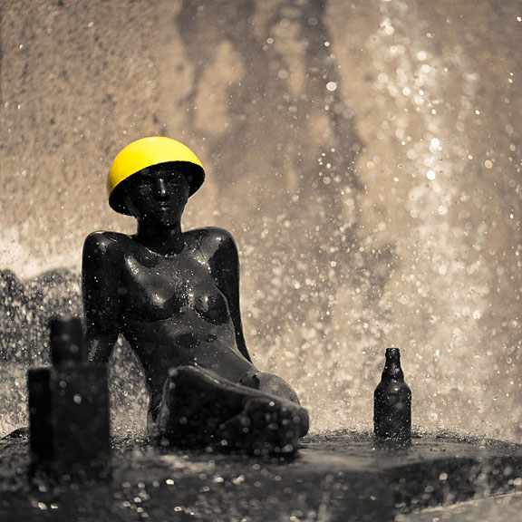 Fontaine Weltkugelbrunnen - Femme au casque jaune - Allemagne - Berlin - avril 2015 - Noir & Blanc