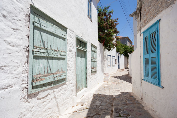 Narrow street and colorful shutters - Greece/Mainland - Ydra - May 2017 - Architecture