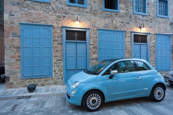 Fiat 500 bleue et volets bleus - Grèce/Continent - Nafplio - mai 2017 - Architecture