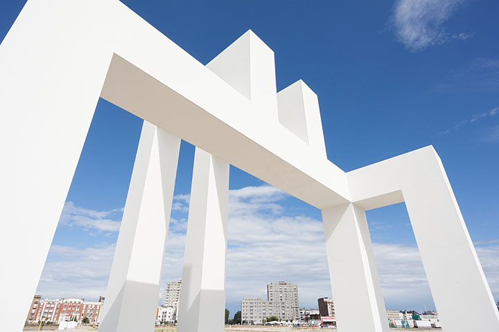 Sculpture blanche (Sabina LANG et Daniel BAUMANN) en réponse aux immeubles PERRET - France/Normandie - Le Havre - juillet 2017 - Architecture