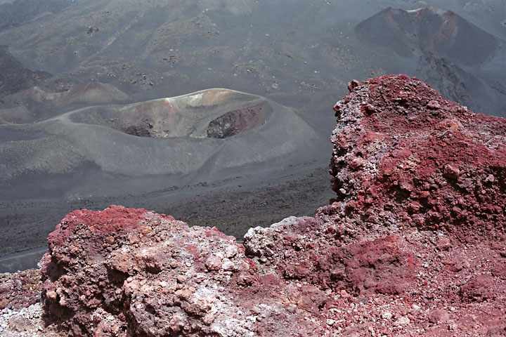 Lave rouge et cratère au loin - Italie/Sicile - Etna - avril 2004 - Minéral